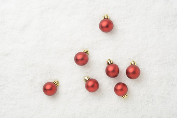Bolas decorativas de navidad de color rojo en la nieve artificial