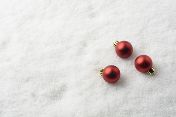 Bolas decorativas de navidad de color rojo en la nieve artificial
