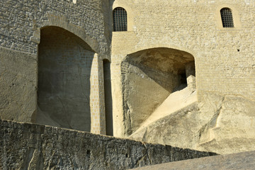 Napoli, Castel sant’Elmo. Castello medievale, 1329, in parte ricavato dalla viva roccia (tufo giallo napoletano); è il punto più alto della città. Cannoniere principali.
