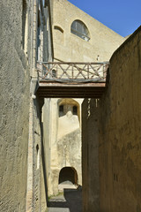 Napoli, Castel sant’Elmo. Castello medievale, 1329, in parte ricavato dalla viva roccia (tufo giallo napoletano); è il punto più alto della città. Ponte di ingresso superiore. e cannoniere.