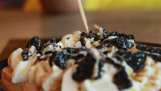 The concept of eating dessert. Eat less dessert and exercise regularly.,Toast with oreo cookies and whipped cream with condensed milk.