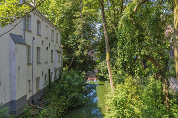 Fototapeta na wymiar Wohnhaus am Kanal