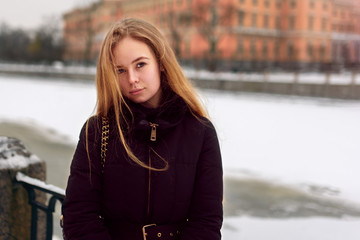 Obraz premium woman in winter city 
