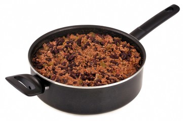 Poêlon de chili con carne sur fond blanc 