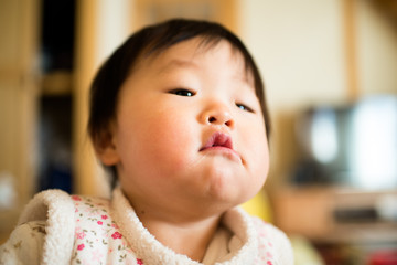 An interesting face overlooking the bossy from above the diagonal / A Japanese baby of 11 months of age