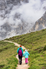 Obraz premium turystyczne dziewczyny w Dolomitach
