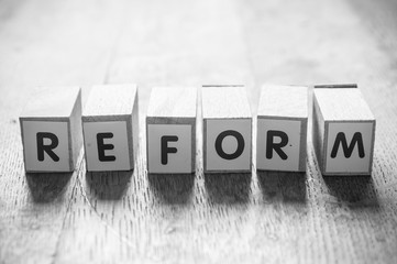 concept mot formé avec des lettres en bois - Reform