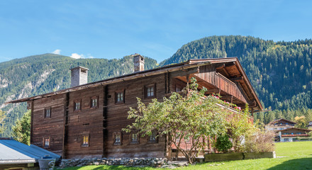 Fototapeta premium Holzhaus in den Österreicher Alpen