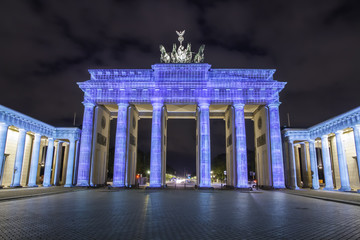 Obraz premium Berlin Brandenburg gate (Brandenburger Tor) illumiated at sunset