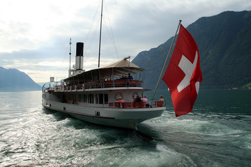 Dampfer mit Schweizerfahne auf dem Vierwaldstätter See