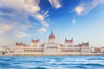 Poster Beautiful view of the Hungarian Parliament on the Danube waterfront in Budapest, Hungary © marinadatsenko
