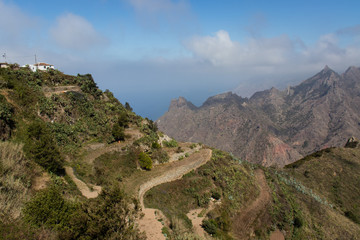 Ausblick von den Dorf Taborno aus über die Anaga-Berge auf Teneriffa und auf das Meer, im...