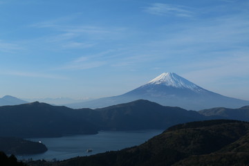 Fototapeta na wymiar 白い冠雪を戴いた霊峰富士山を背景にした芦ノ湖