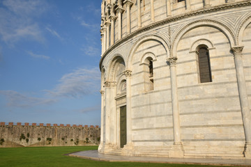 Baptistère et remparts de Pise en Toscane, Italie