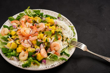 Salad with shrimps, mango, avocado and rice noodles.
