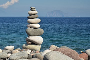 Gestapelte Steine am Meer