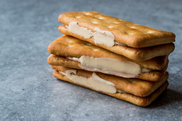 Sandwich Crackers with Cheese Cream