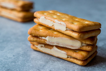 Sandwich Crackers with Cheese Cream
