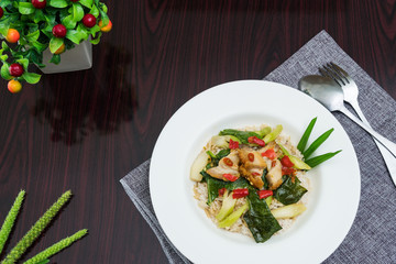 Crispy Pork with Kale is good food, a healthy body Because the greens and meat protein. The taste is spicy and help burn through a lot better.