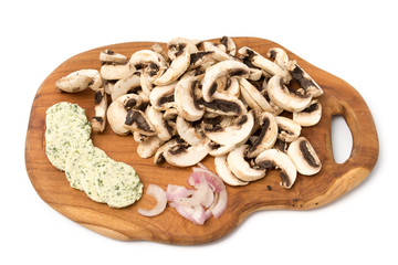 Geschnittene Champignons, Zwiebeln und Kräuterbutter