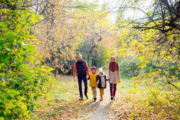Fototapeta premium Family in an autumn park
