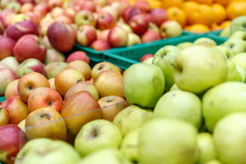apples of different colors on display in a market