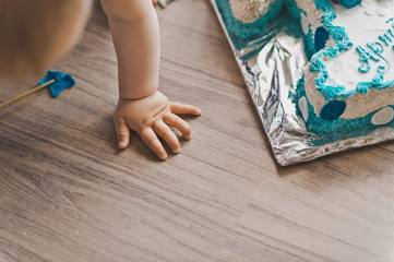 The child plays with the sweet cake 9232.