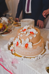 Beautiful beige cake decorated with flowers 9277.