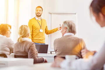 Berater hält Präsentation mit Flipchart