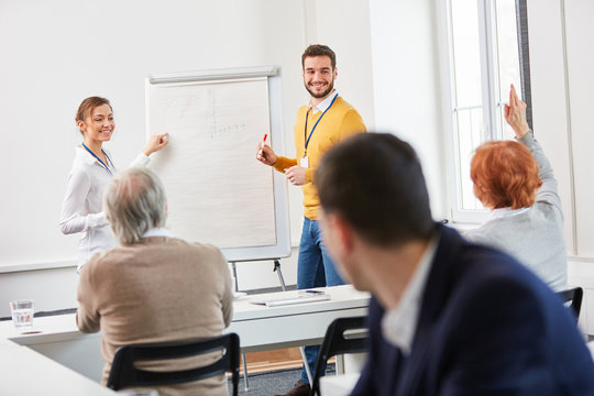 Berater am Flipchart in einer Schulung