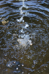 Wasserplätschern an einem Brunnen.