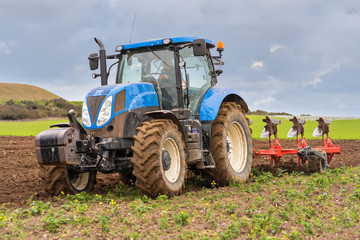 Obraz premium labours sous un ciel d'automne