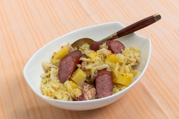 Kohleintopf mit Wursteinlage