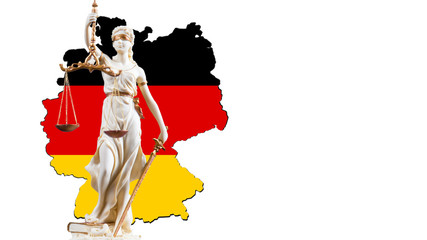 Weiße Justitia Figur vor den Umrissen von Deutschland