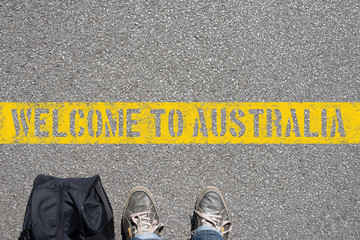 Ein Mann mit einem Koffer steht an der Grenze zu Australien
