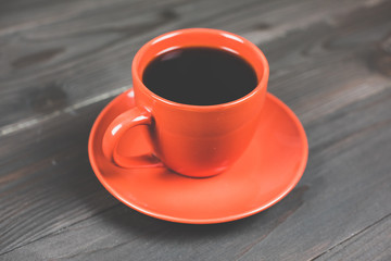Czerwona filiżanka kawy