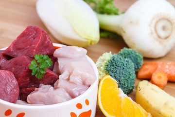 Barf für Hunde und Katzen, Frischfleisch mit Obst und Gemüse