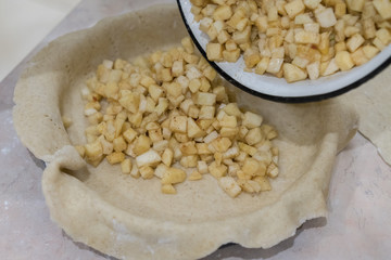 Preparation of apple pie