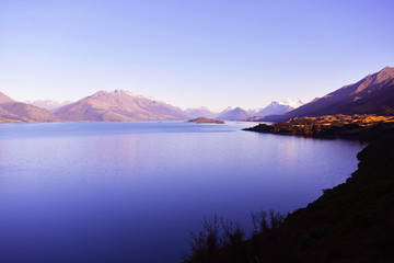 Obraz premium Sunrise over Lake Wakatipu - inland lake (finger lake) in the South Island of New Zealand.