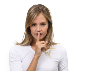 H&uuml;bsche blonde Frau mit Finger auf den Lippen