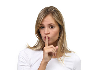 Fototapeta premium Hübsche blonde Frau mit Finger auf den Lippen