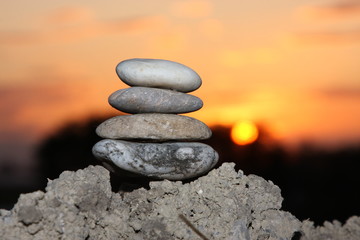 gestapelte steine vor abendrot