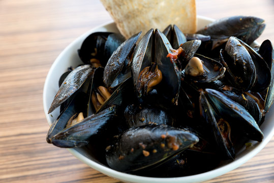 Peppery mussels with lemon and bread