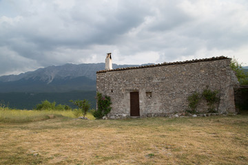 Anticha casa restaurata in un villaggio di montagna abbandonato, Abruzzo 