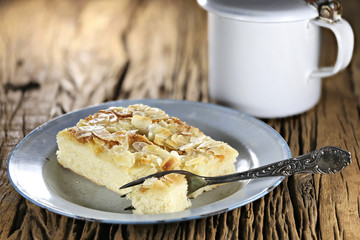 klassischer norddeutscher Butterkuchen auf rustikalem Holztisch