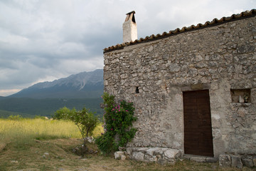 Anticha casa restaurata in un villaggio di montagna abbandonato, Abruzzo 