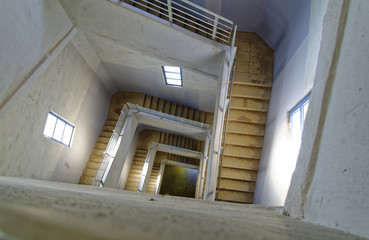 Betontreppe in einem hohen Turm mit vielen Stufen