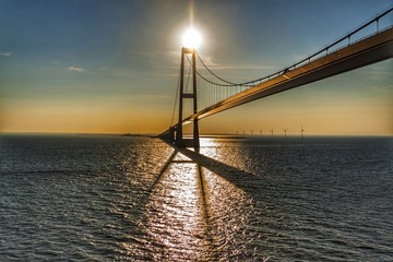 Obraz premium Brücke im Sonnenlicht