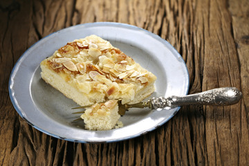 klassischer norddeutscher Butterkuchen auf altem Emailleteller