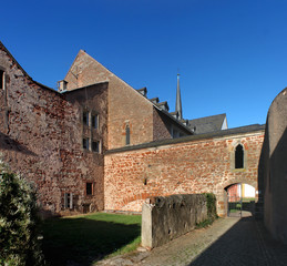 Fototapeta na wymiar mittelalterliche Häuser hinter der Stiftskirche Trier Pfalzel